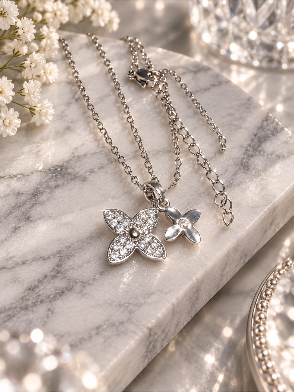 Quatrefoil Pendant Necklace - Silver